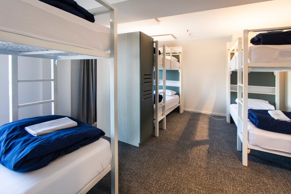 Dormitory room with bunk beds at Hotel Give