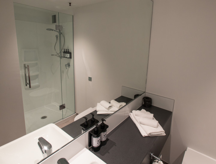 Deluxe Bathroom at Hotel Give