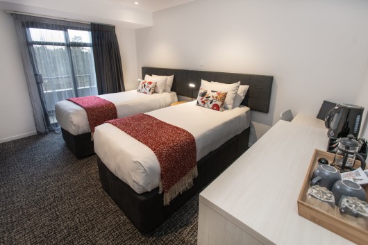 Two single beds and a kitchenette in a Classic Twin room at Hotel Give